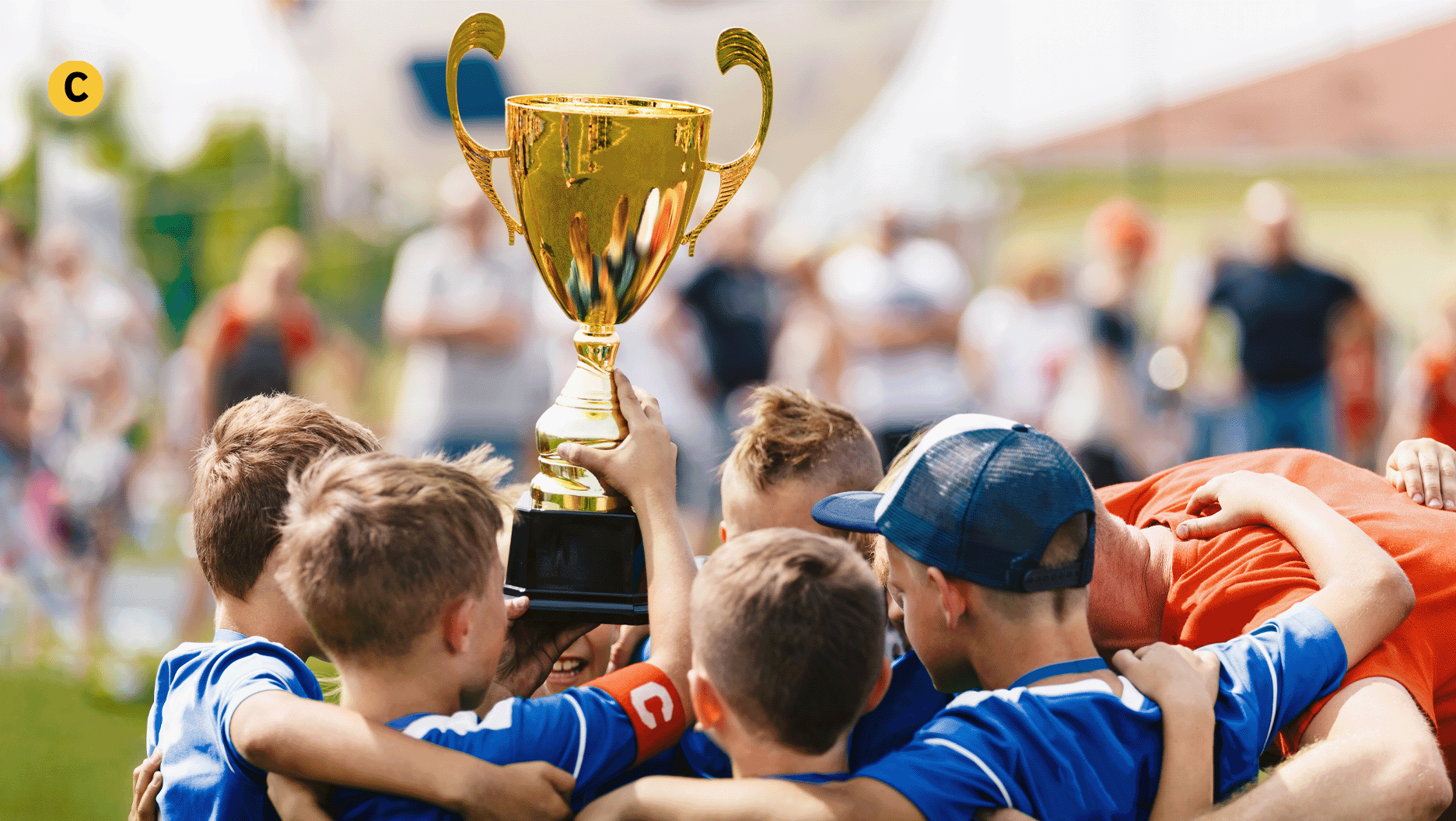 Une équipe de baseball remporte un trophée.