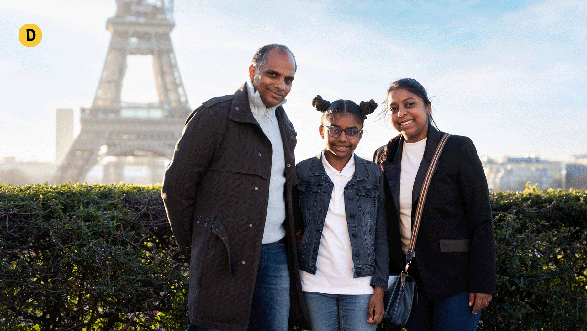 Une famille pose devant la tour Eiffel à Paris, en France.