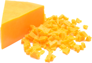 Une tranche de fromage à pâte molle, de couleur jaune orange
